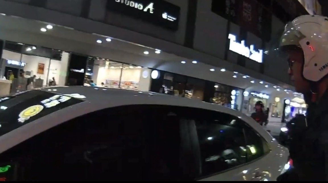 白色自小客拒檢逃逸。警方提供