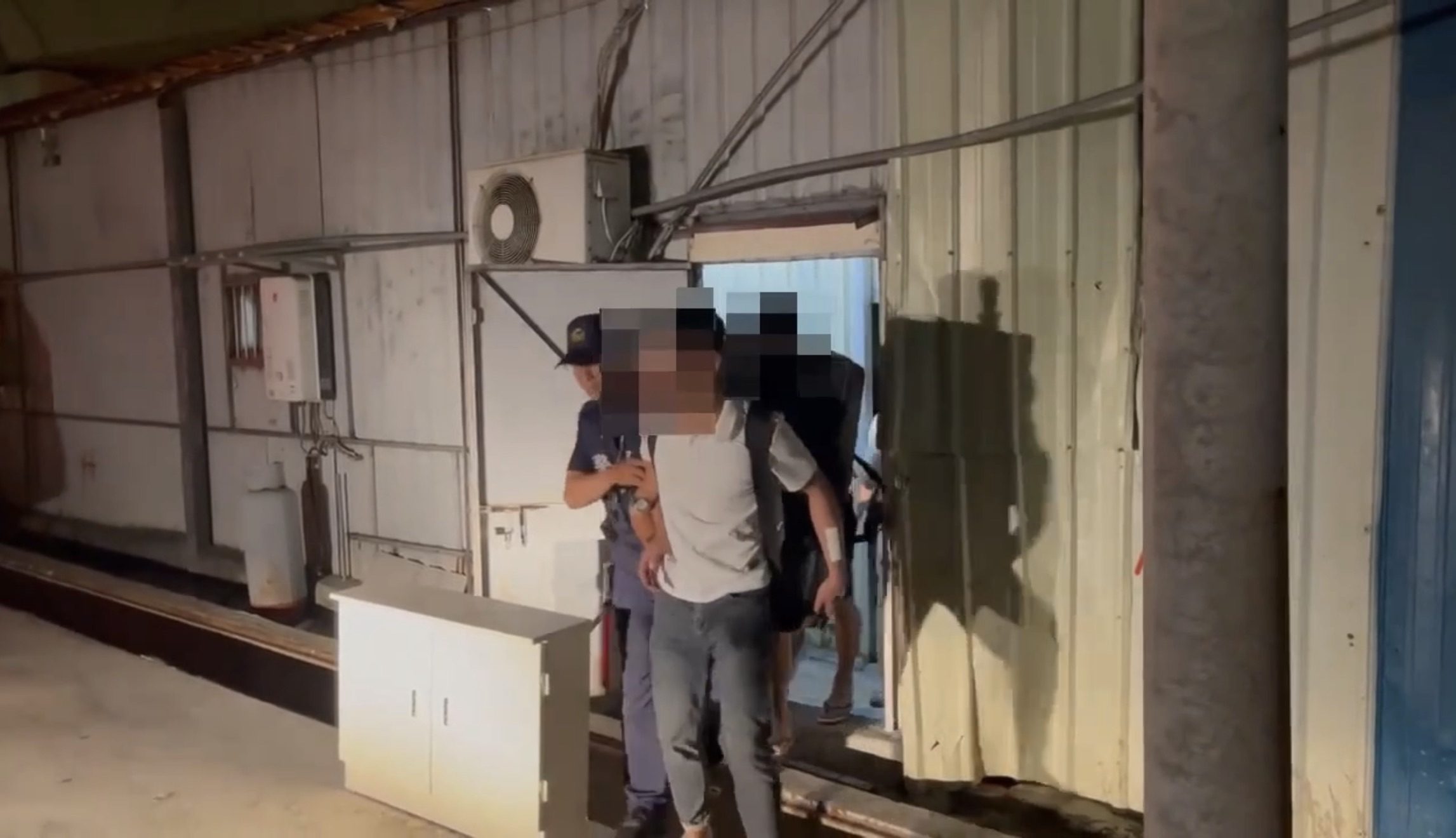 警方在一家小吃部逮38名開毒趴越籍男女法辦。讀者提供