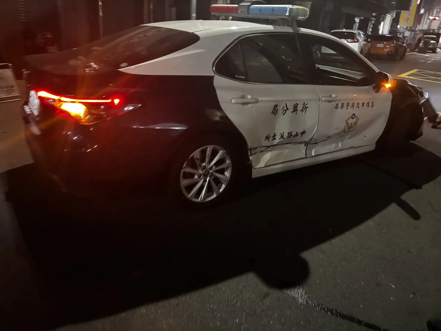 警車遭撞毀損。翻攝畫面
