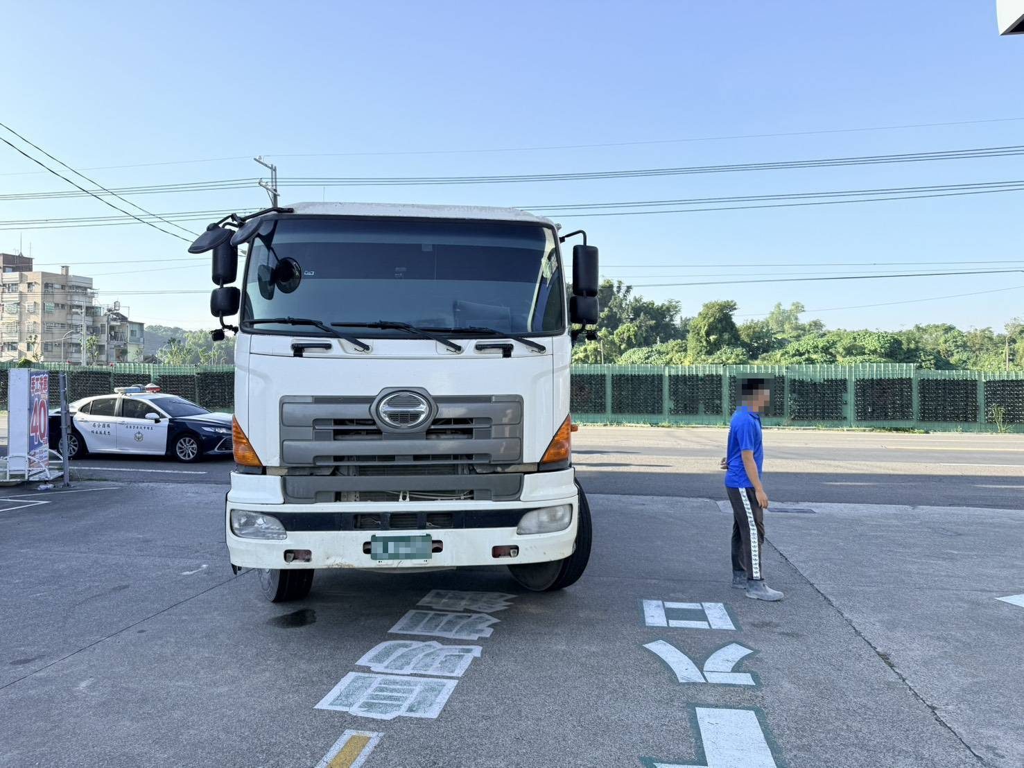水泥預拌車左轉進入加油站輾過陳姓8旬婦人。翻攝畫面
