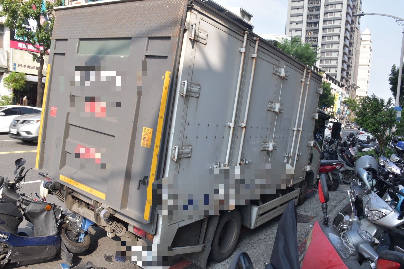 張姓巡佐撞違停貨車身亡。翻攝畫面