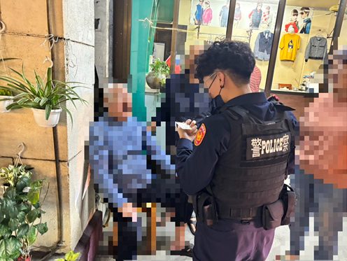 和美警助夫妻重逢！迷失老翁平安回到妻身邊