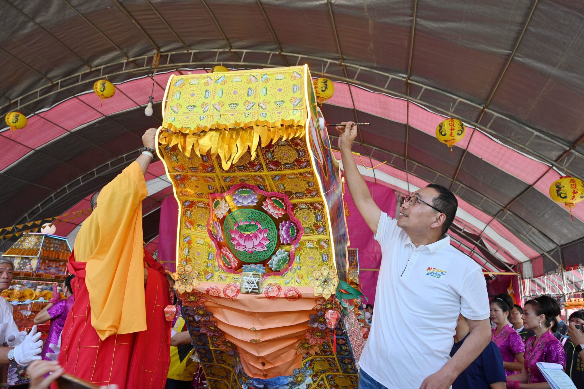 淡水河河祭路祭法會　侯友宜為龍王船、西方船點睛　為民祈福
