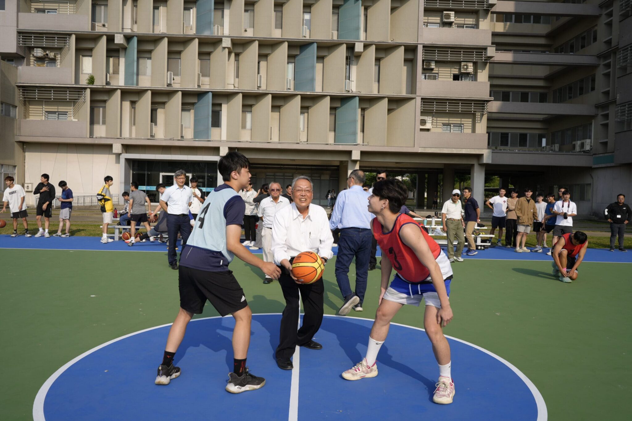 「進洋＆淑女綜合球場」啟用 李進洋校友推動教育公益