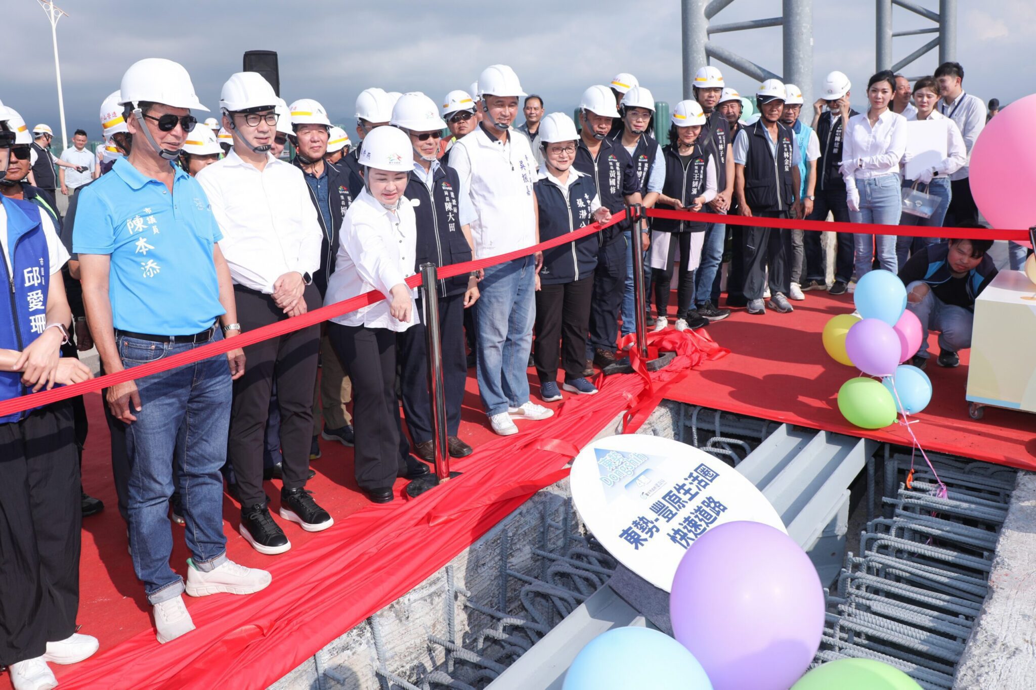 兌現對市民承諾！東豐快「鯉魚脊背橋」第3、4標工程接合　盧市長：東勢石岡段明年通車、縫合山城交通命脈