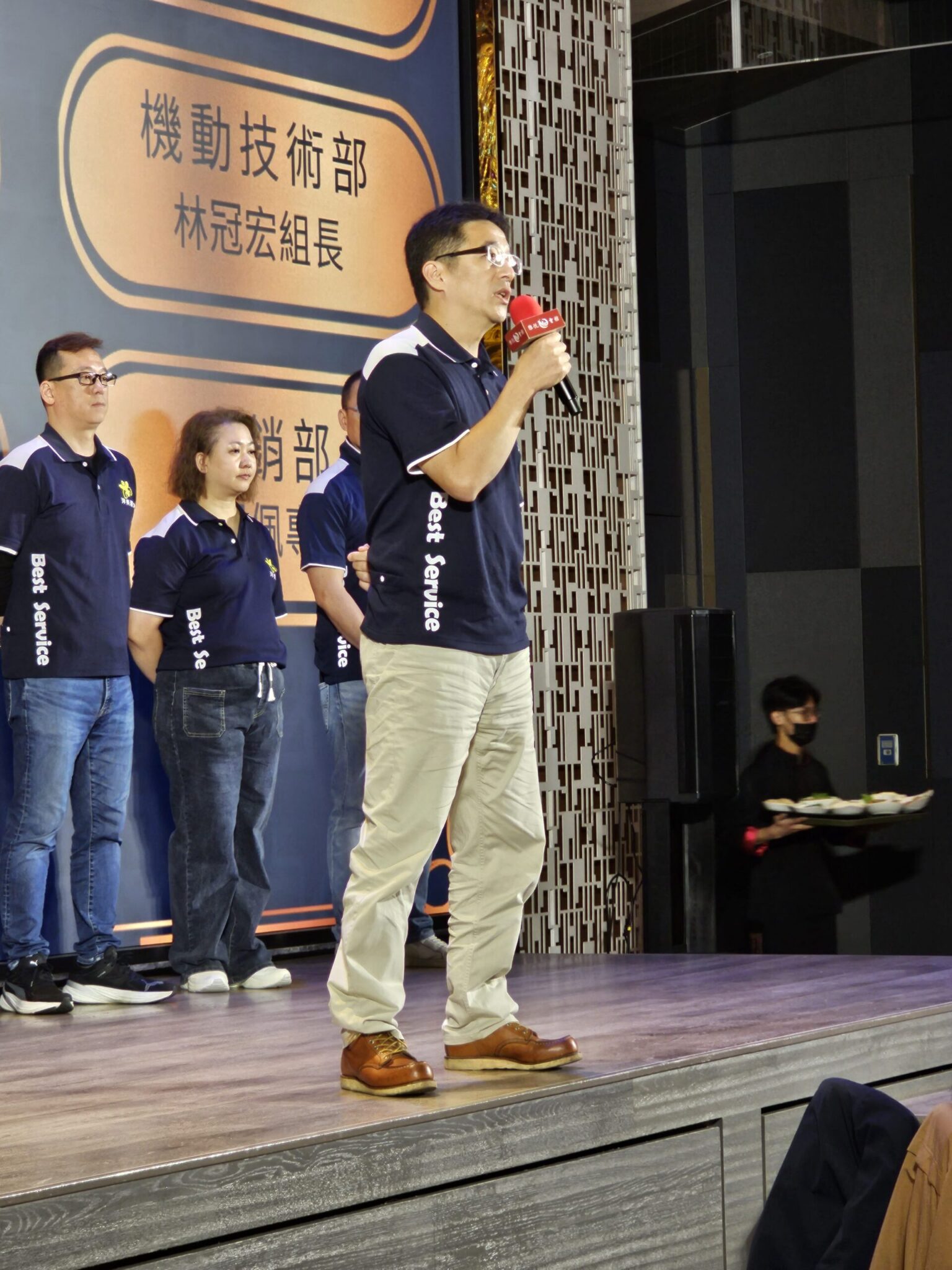 ▲ 陳政文(中)認為,辦公室清潔不是員工的責任。(圖/ 洋美環境提供)