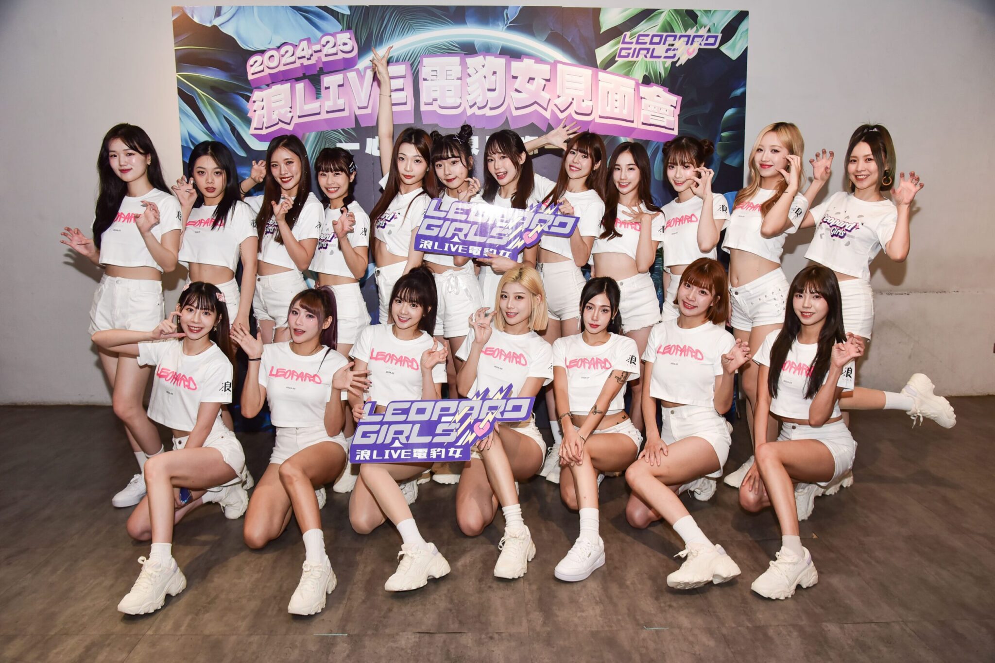 颱風難擋魅力無限!20位電豹女全到齊 浪LIVE直播鐵粉不畏颱風擠爆簽名會 颱風難擋魅力無限!20位電豹女全到齊 浪LIVE直播鐵粉不畏颱風擠爆簽名會