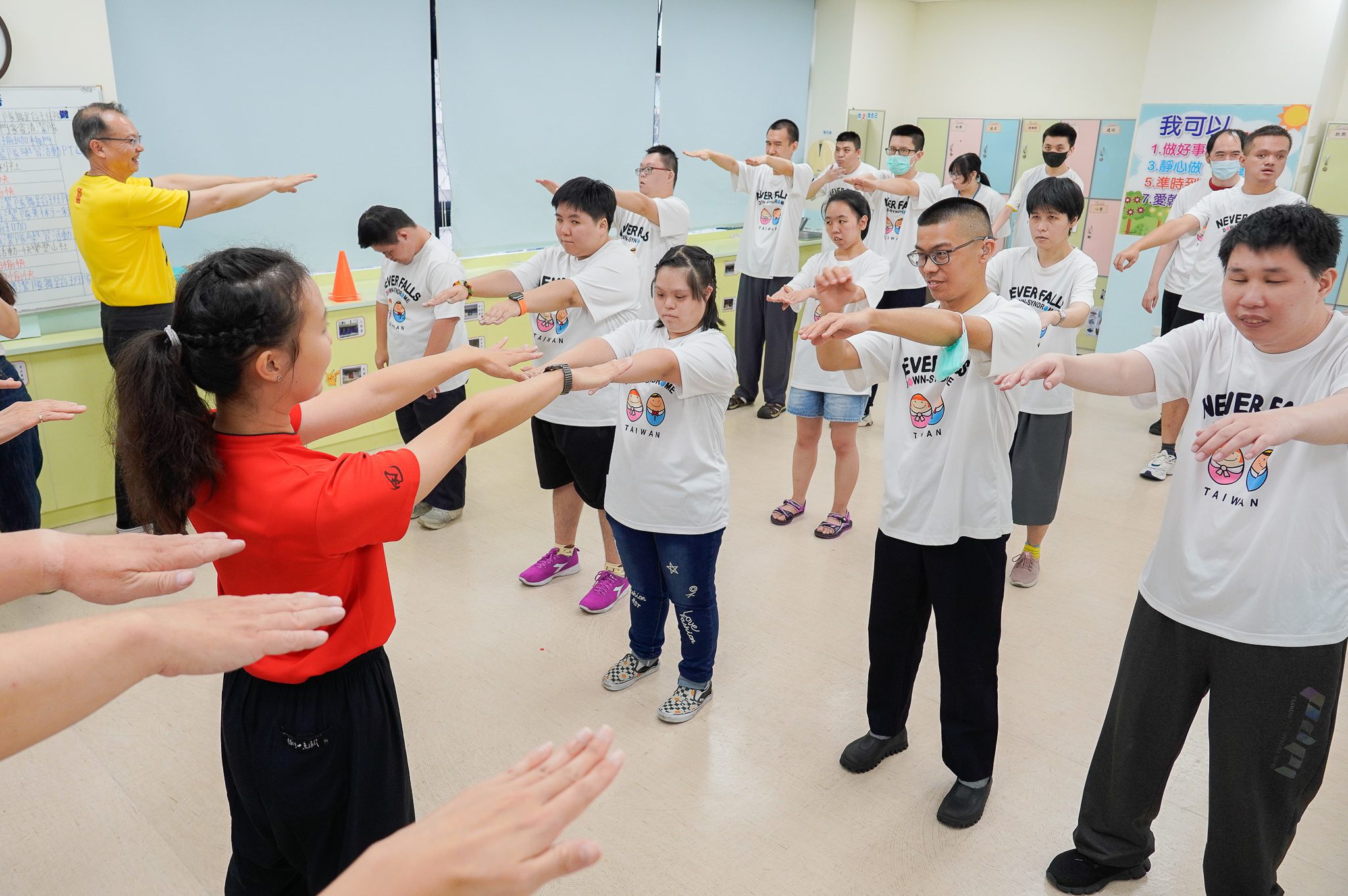 新北社會局攜手梅門　進入小作所「平甩健身茶道靜心」　改變身障青年