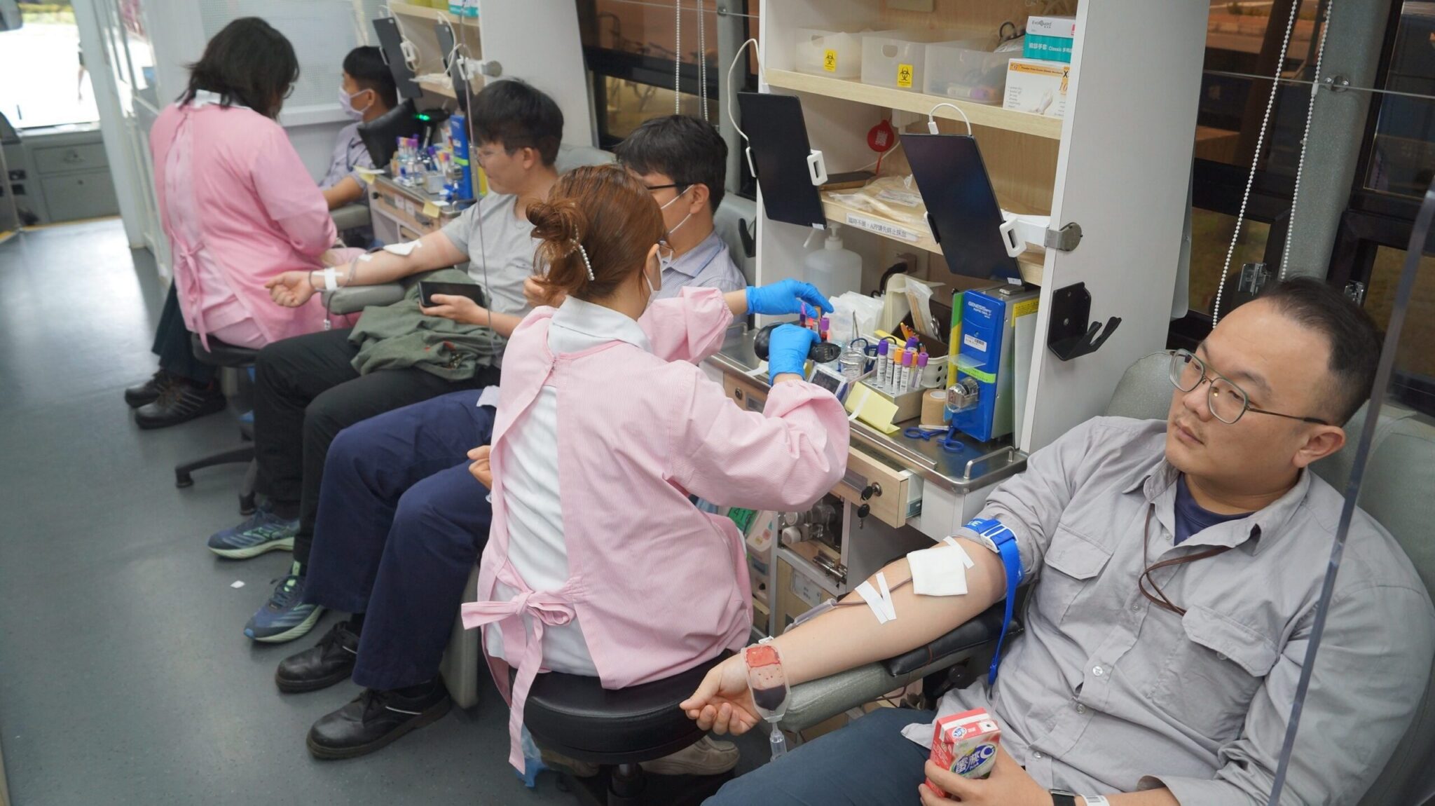 中油石化事業部號召捐血 同仁爭相挽袖獻愛心 中油石化事業部號召捐血 同仁爭相挽袖獻愛心