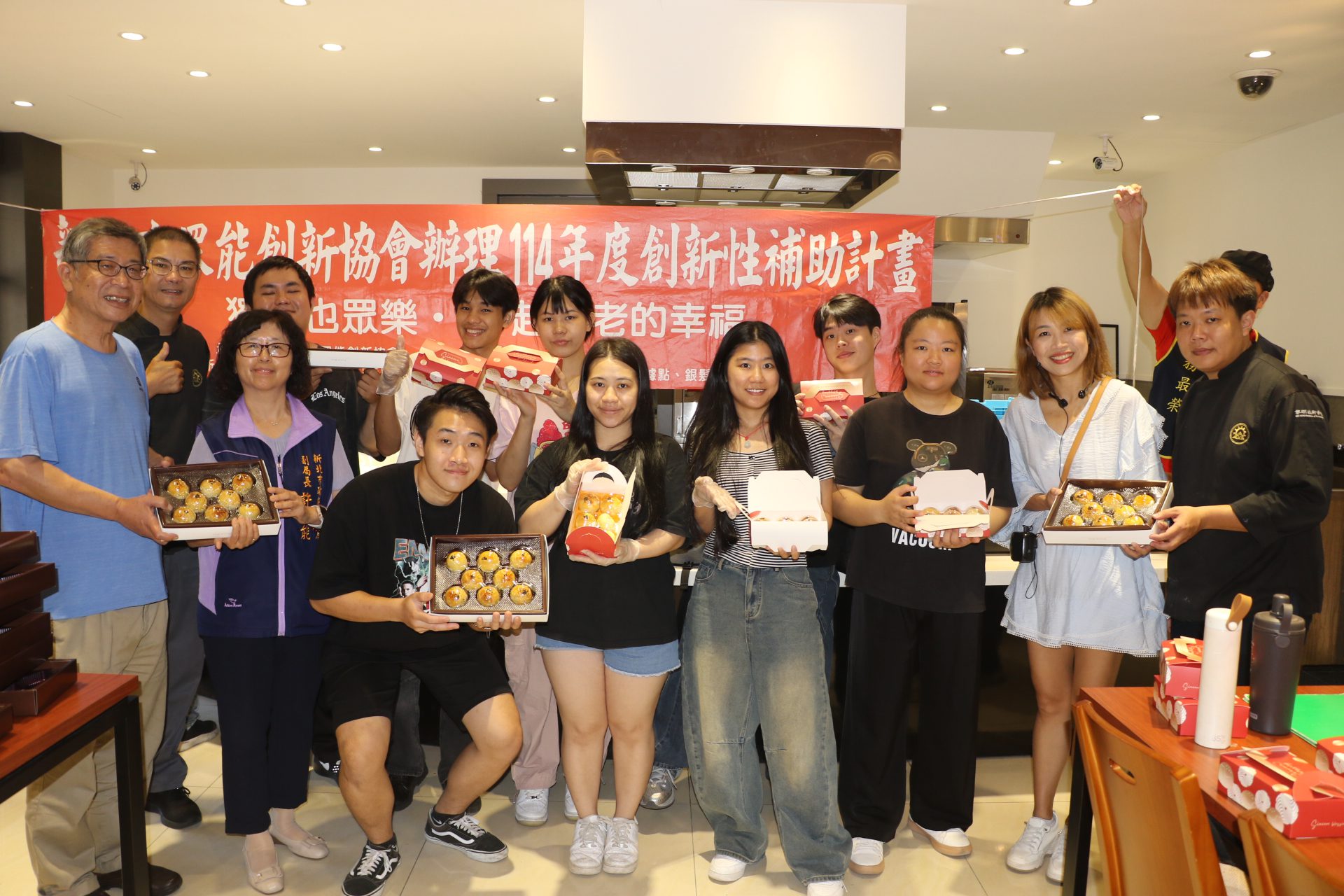 眾能協會攜手黎明技術學院外籍生　手作蛋黃酥　送獨居長輩及泰山國小弱勢生