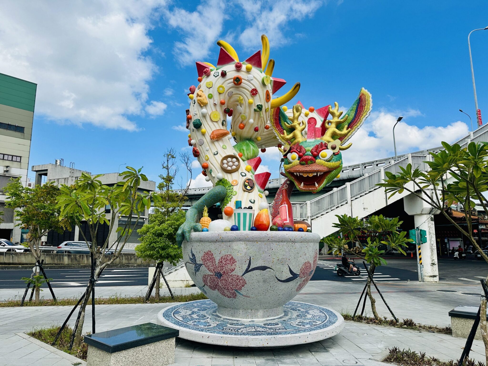 臺荷工藝師聯手創作 環南市場公共藝術《紫氣東來》亮相 臺荷工藝師聯手創作 環南市場公共藝術《紫氣東來》亮相