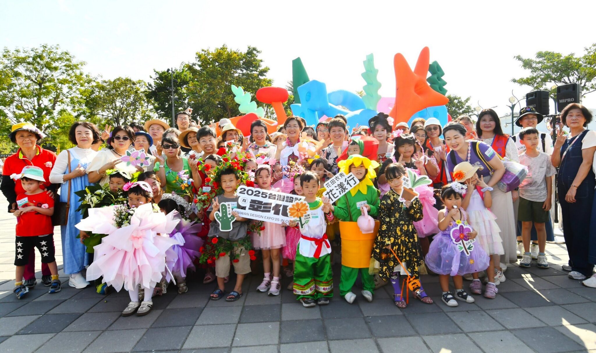 台灣設計展《花田衣秀》壓軸登場　王惠美穿花卉服飾漫步田尾