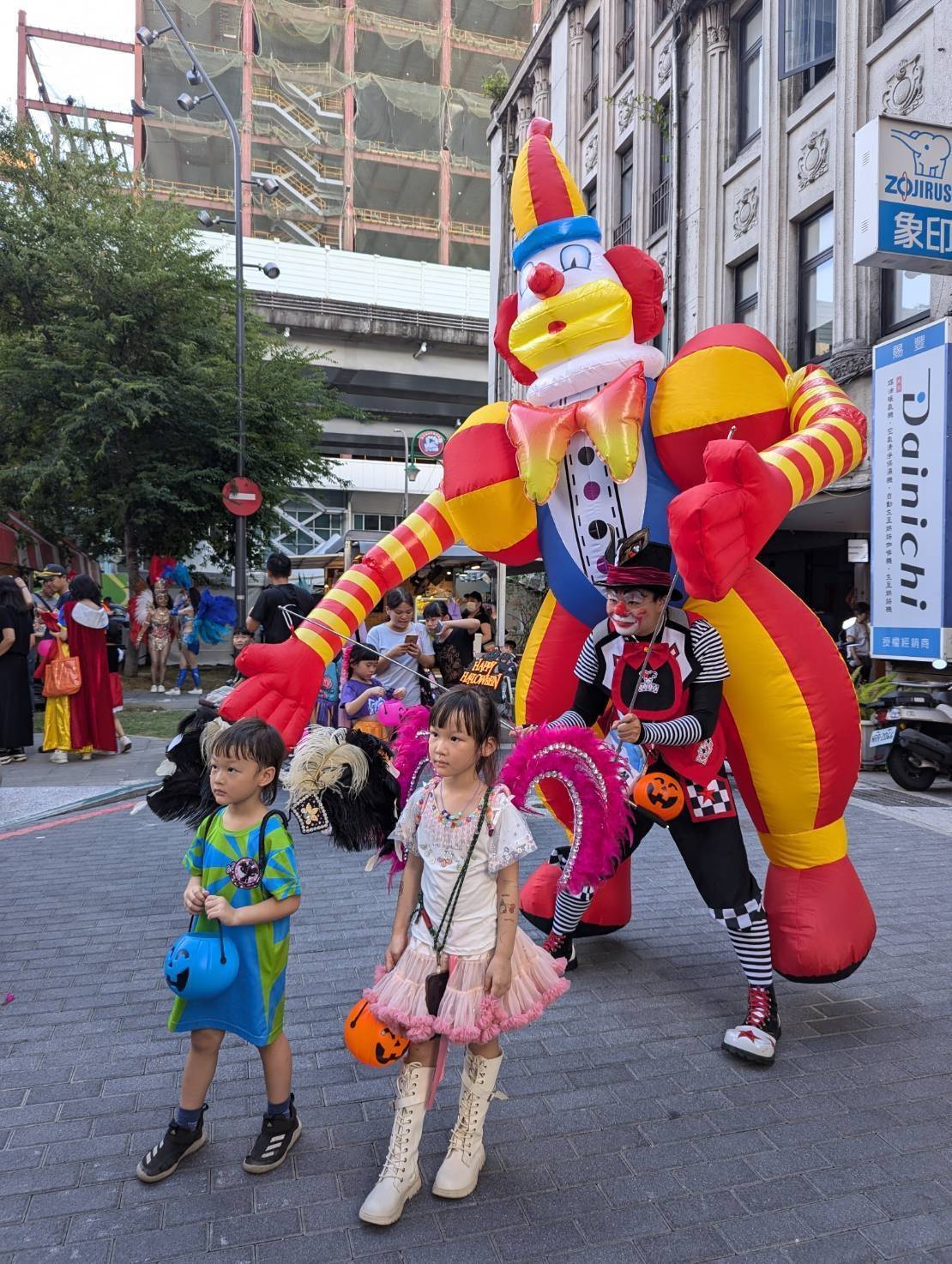 「假鬼假怪」踩街討糖！後站商圈萬聖嘉年華湧創意鬼怪大軍