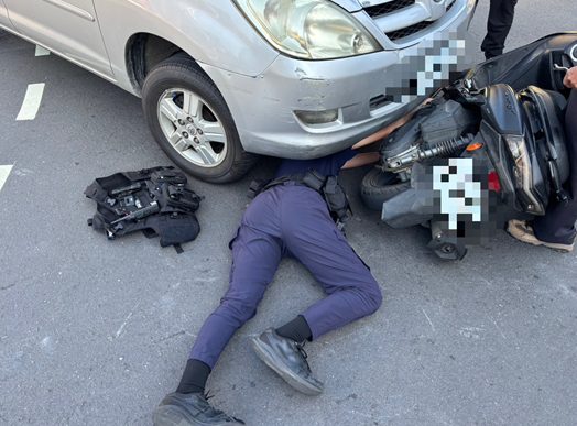 驚險瞬間!機車側柱「卡死」轎車底 和美警消與熱心民眾聯手救援解除危機 驚險瞬間!機車側柱「卡死」轎車底 和美警消與熱心民眾聯手救援解除危機