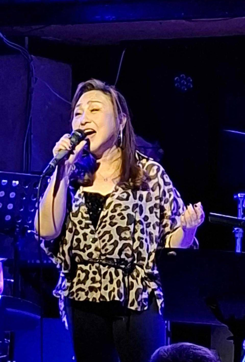 鄭怡解鎖人生 換上豹紋新裝首次Pub演唱初體驗 鄭怡解鎖人生 換上豹紋新裝首次Pub演唱初體驗