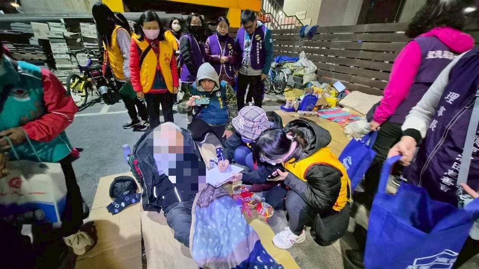 強烈大陸冷氣團來襲　彰化縣政府夜訪街友　啟動低溫關懷