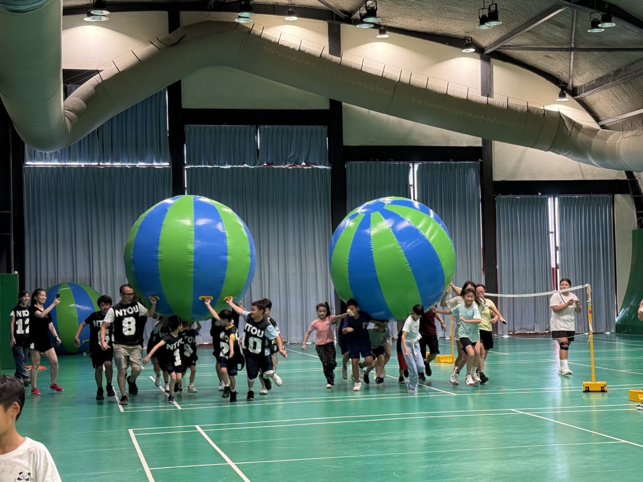氣球一起扛、毛毛蟲一起騎！陸上家庭迷你馬拉松嗨翻海大體育館