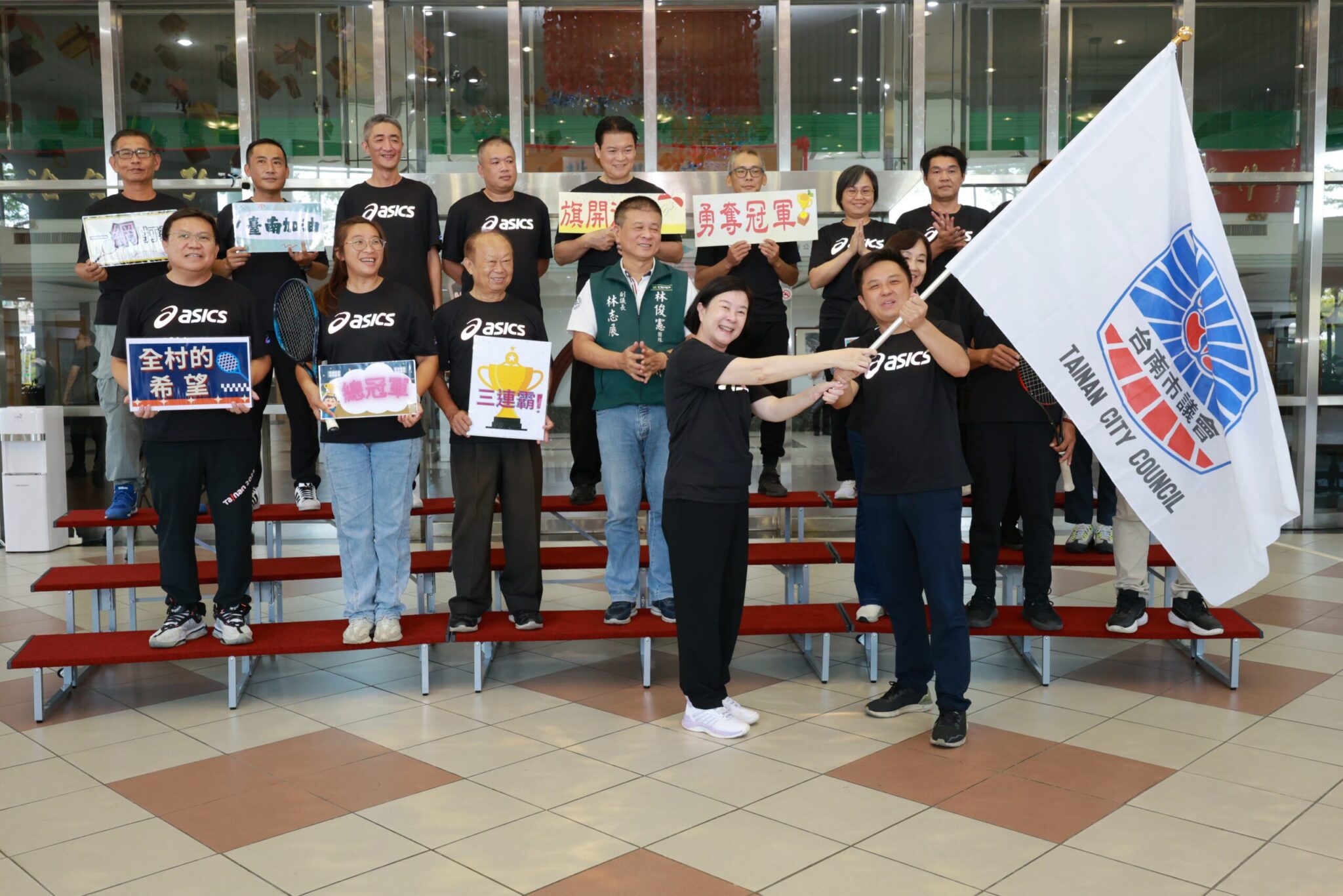 全國議長盃網球賽南投開打　南市議會議長邱莉莉授旗　期勉總冠軍三連霸