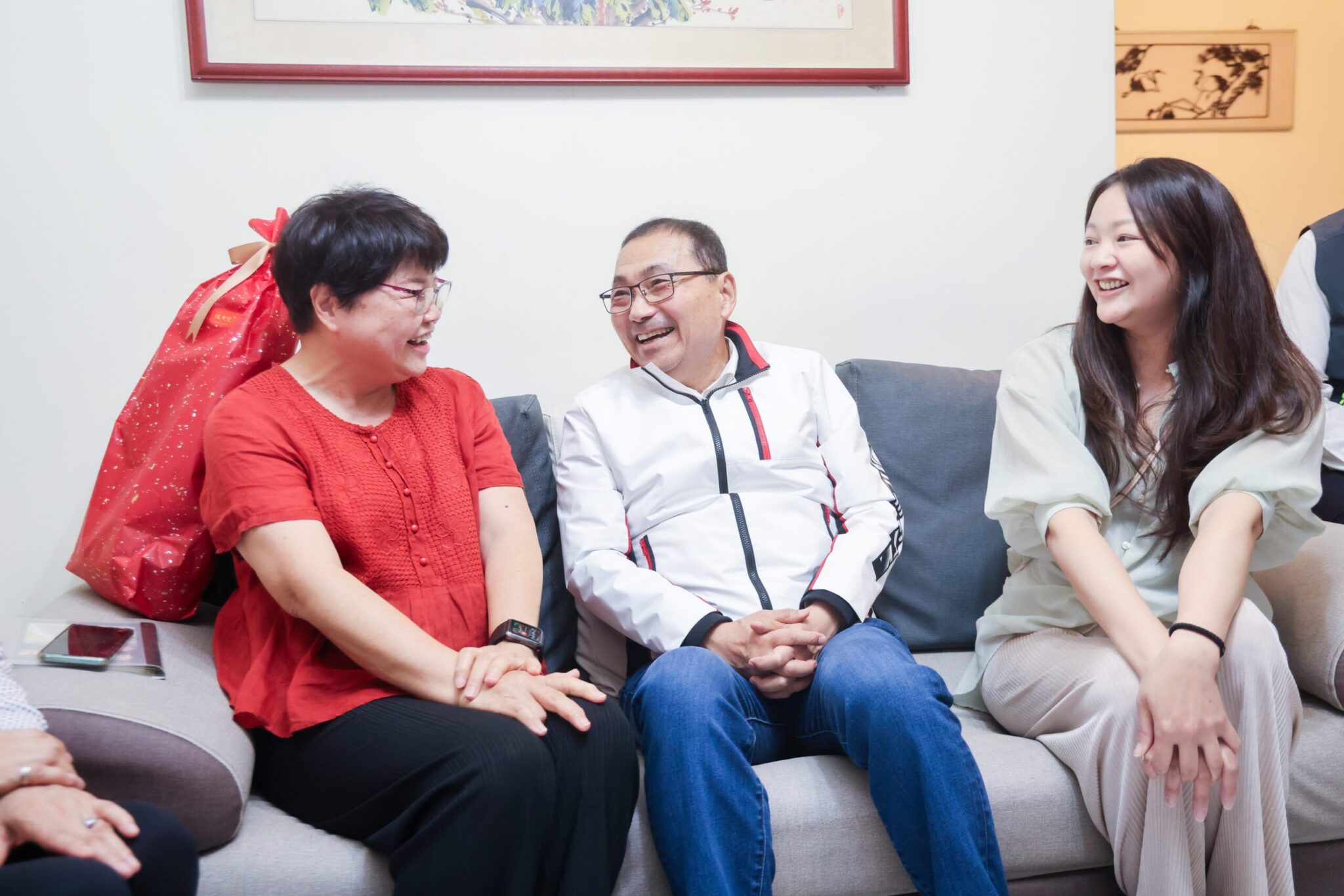 新北模範母親代表元馨儀苦盡甘來　 侯友宜專程道賀　讚她教子有方　無私奉獻社會