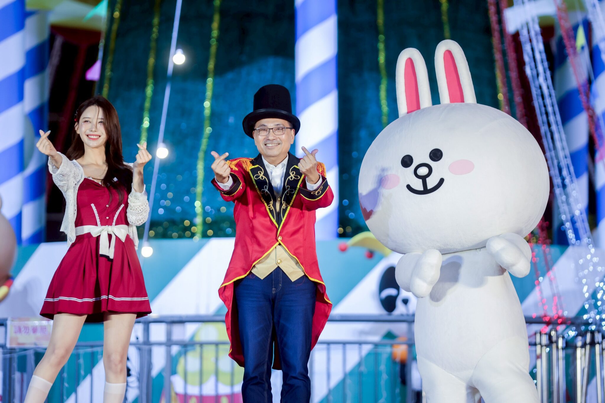 2025新北歡樂耶誕城今晚開城 　女神李雅英、LINE FRIENDS兔兔、侯友宜共同點燈　