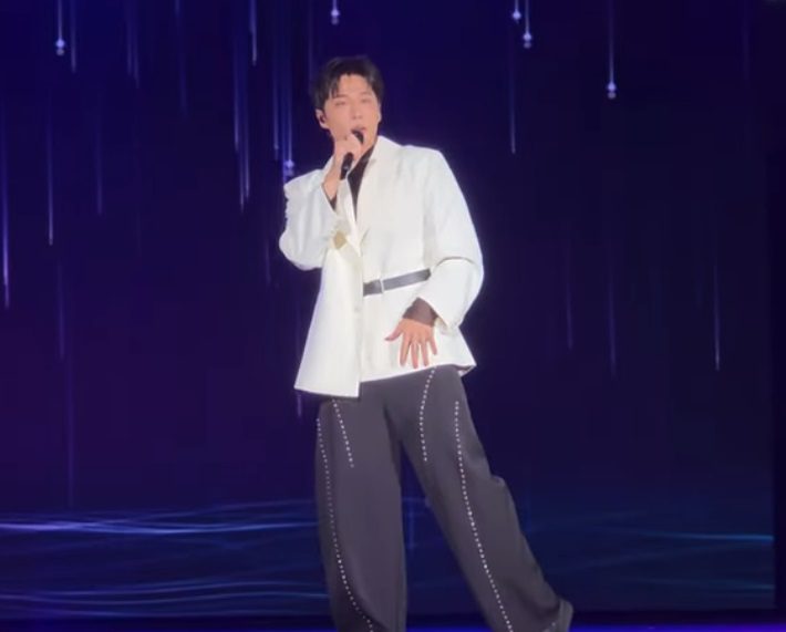 新北耶誕城演唱會/李東軒帶來深情金曲 其中〈糾結了〉致敬偶像周杰倫 渾厚嗓音征服台下歌迷 新北耶誕城演唱會/李東軒帶來深情金曲 其中〈糾結了〉致敬偶像周杰倫 渾厚嗓音征服台下歌迷