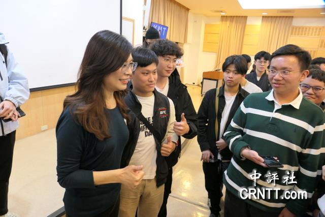 鄭麗文細說為何擋軍購　東吳大學演講現場響起一片掌聲