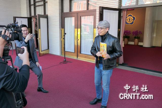 AI基本法三讀　葛如鈞扮黃仁勳發芒果乾