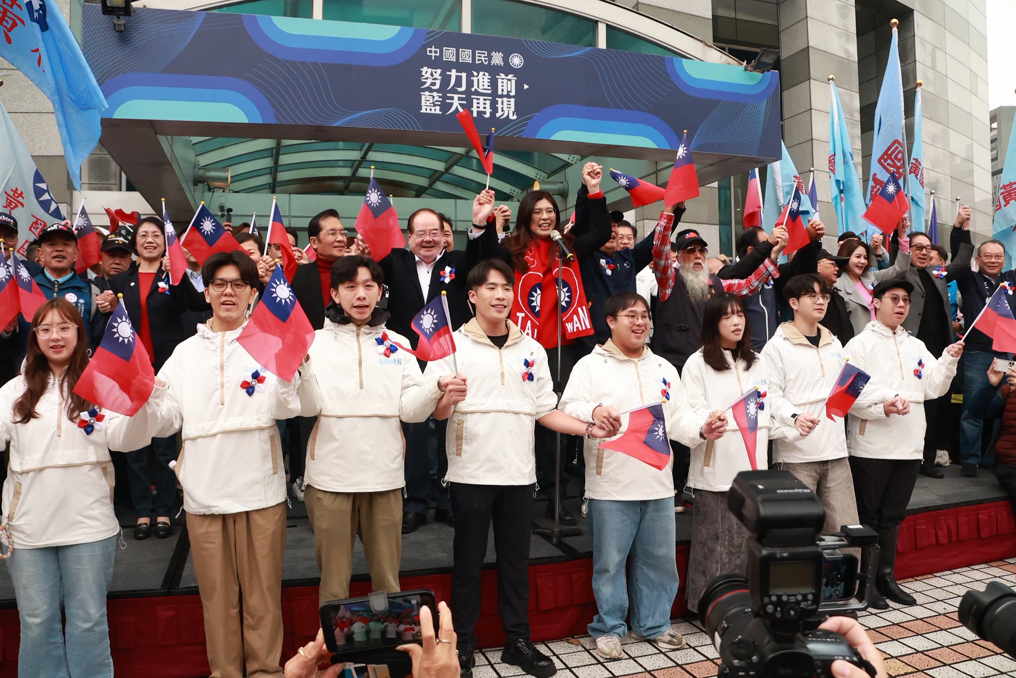 國民黨元旦升旗　鄭麗文祝願「新的一年、幸福加『馬』、九合一選舉勝利！」