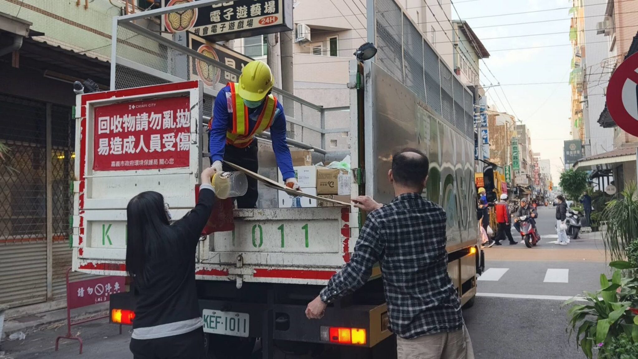 嘉市清潔隊員遭資收物割傷 環保局呼籲民眾做好垃圾分類降低風險 嘉市清潔隊員遭資收物割傷 環保局呼籲民眾做好垃圾分類降低風險