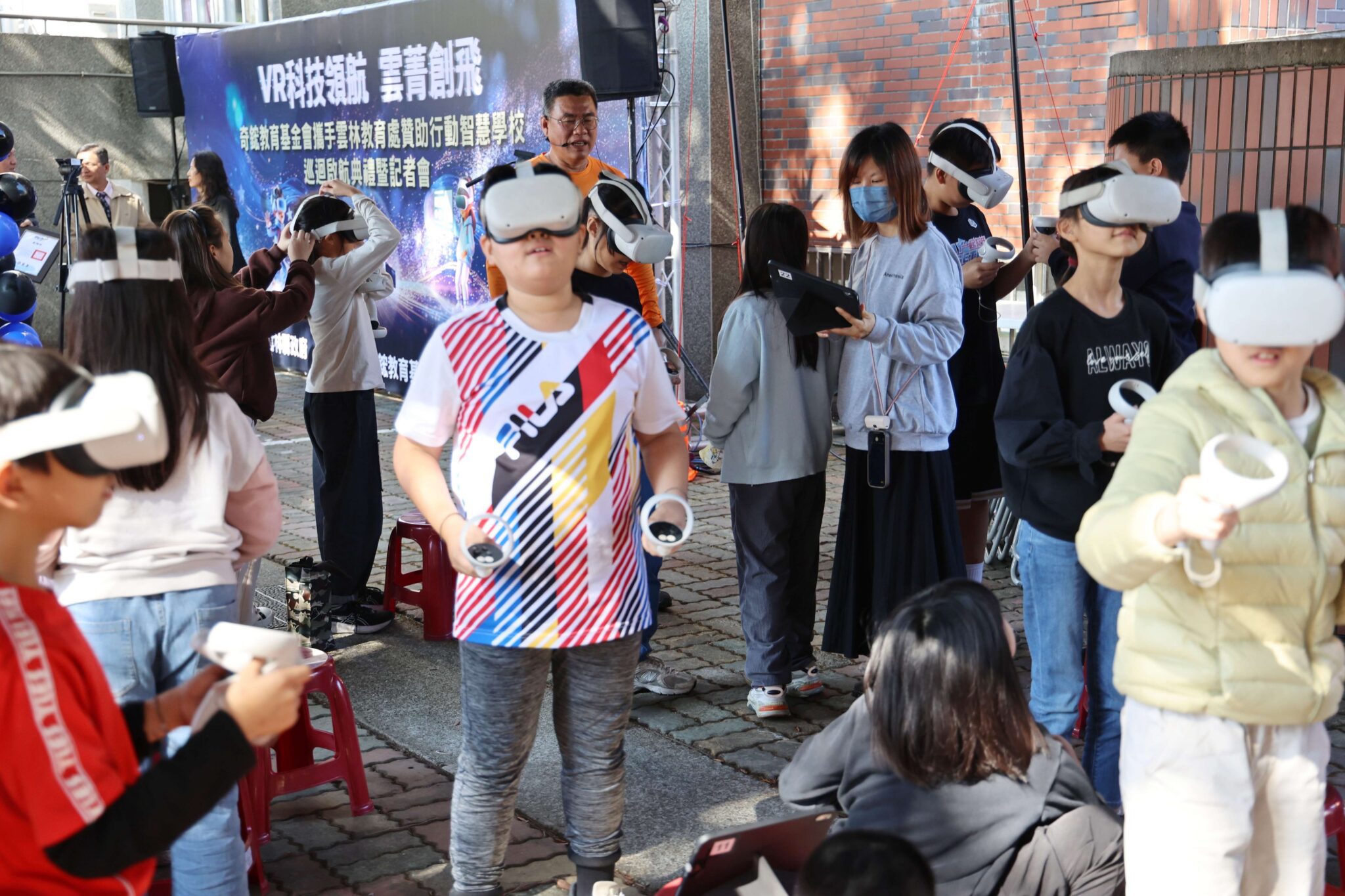 「VR 科技領航 雲菁創飛」 副縣長謝淑亞致謝奇鋐教育基金會力挺「行動智慧學校」巡迴雲林　助偏鄉孩子與科技潮流接軌