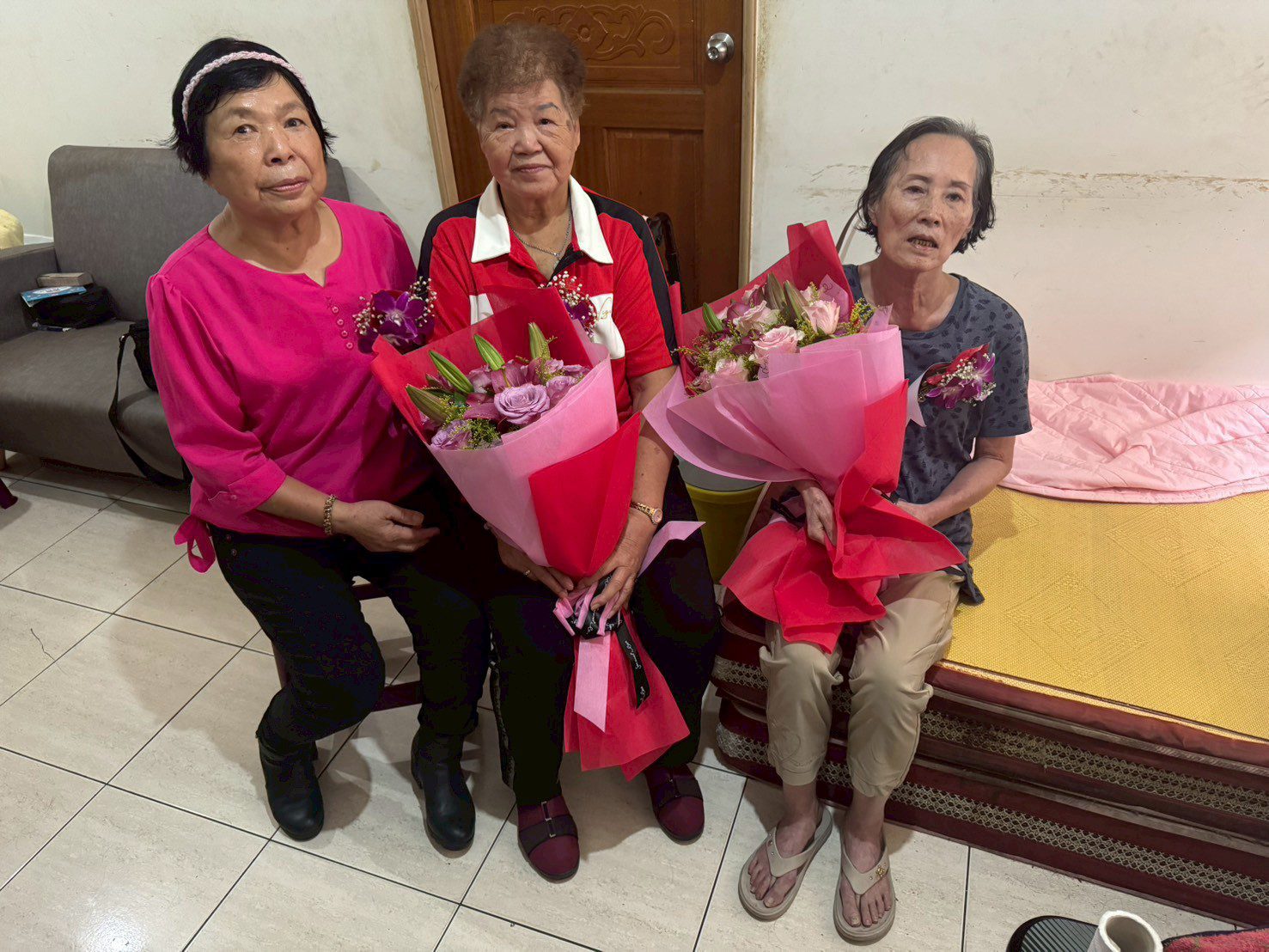 眾能創新協會照顧弱勢獨居長輩　為泰山獨居阿嬤過生日　送上大蛋糕與祝福