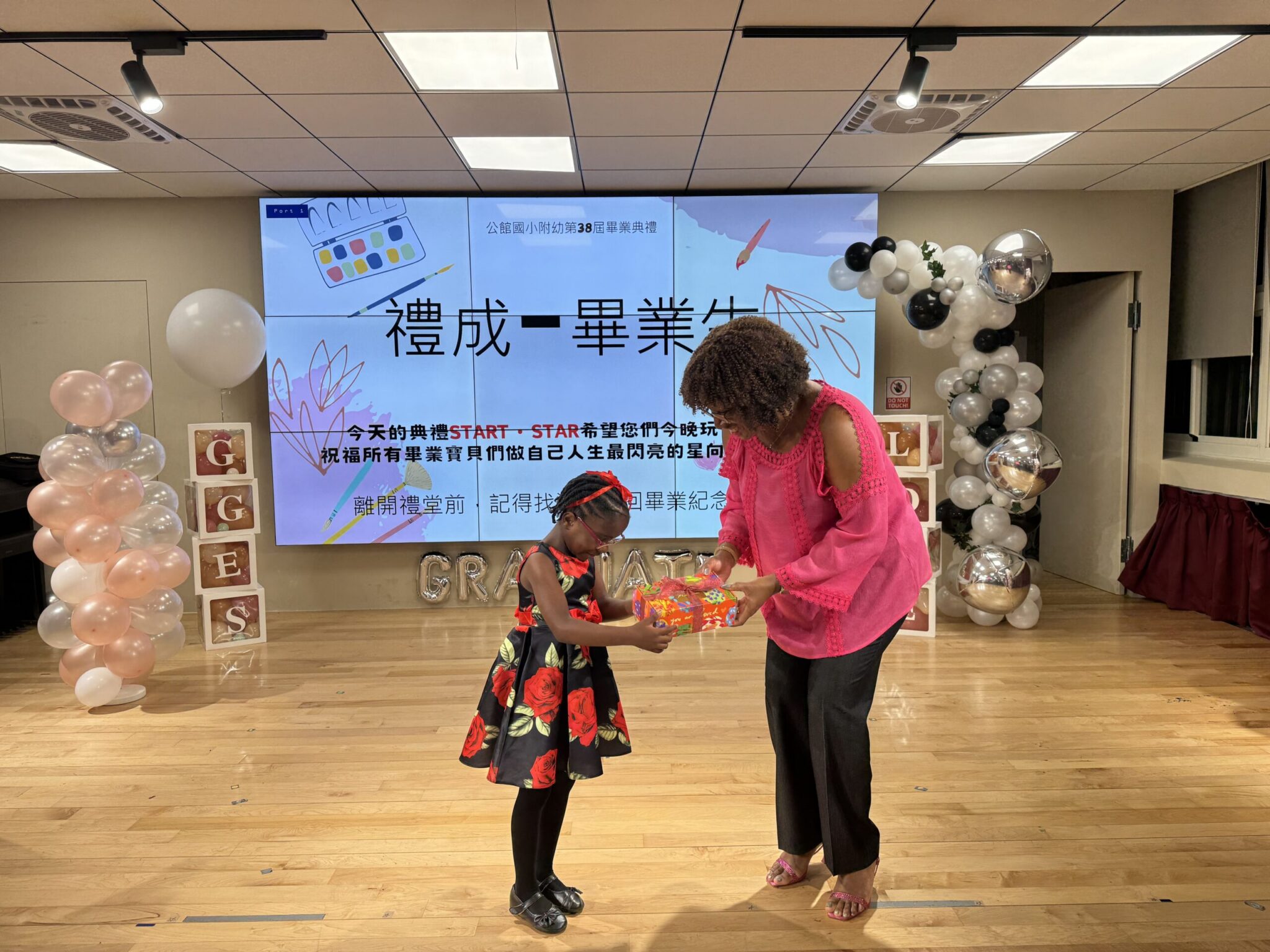 公館國小特邀聖文森國大使頒發畢業生獎　國際交流從小做起