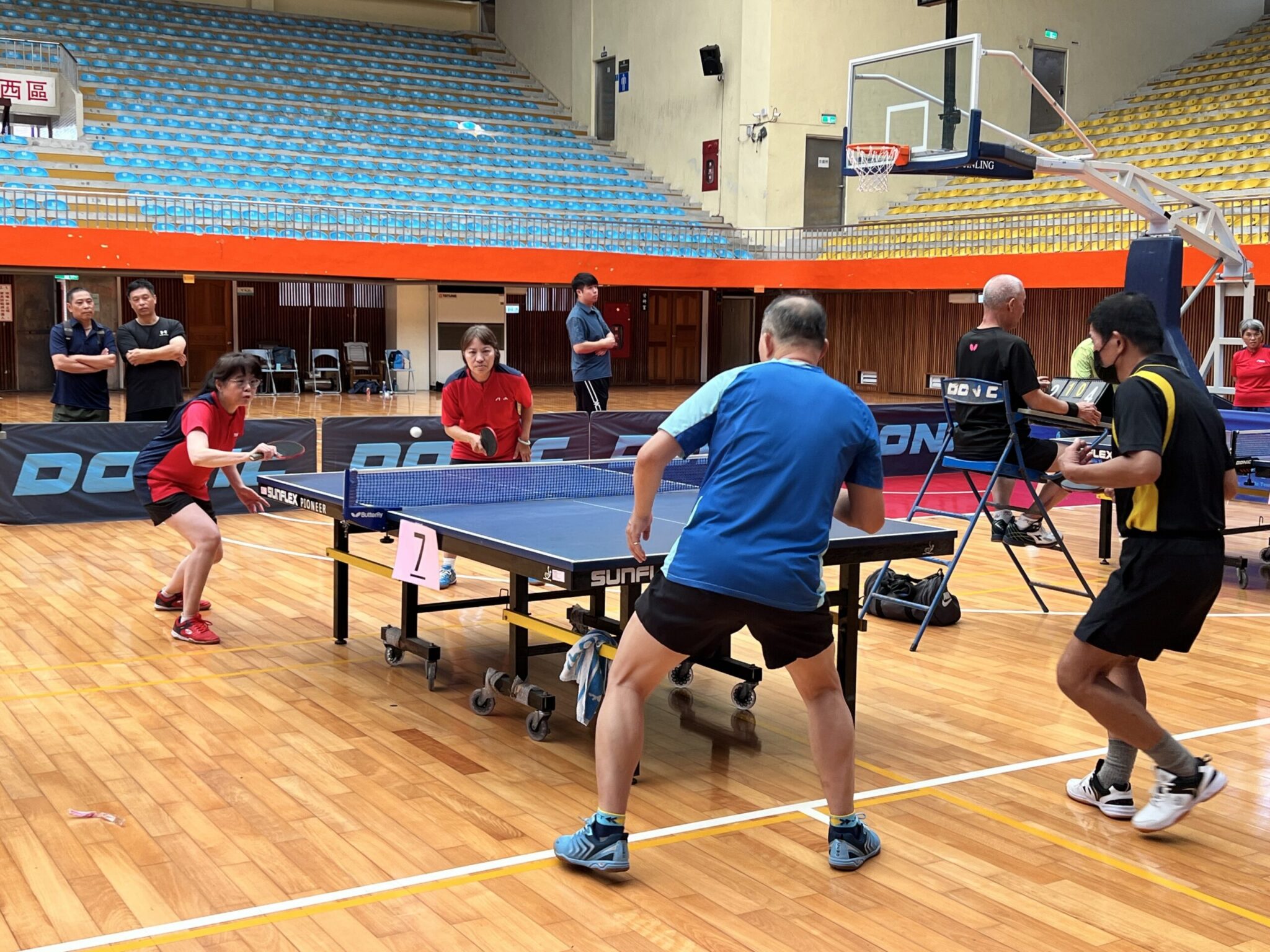 基隆市府員工桌球比賽火熱開打　上百名參賽選手同場較勁