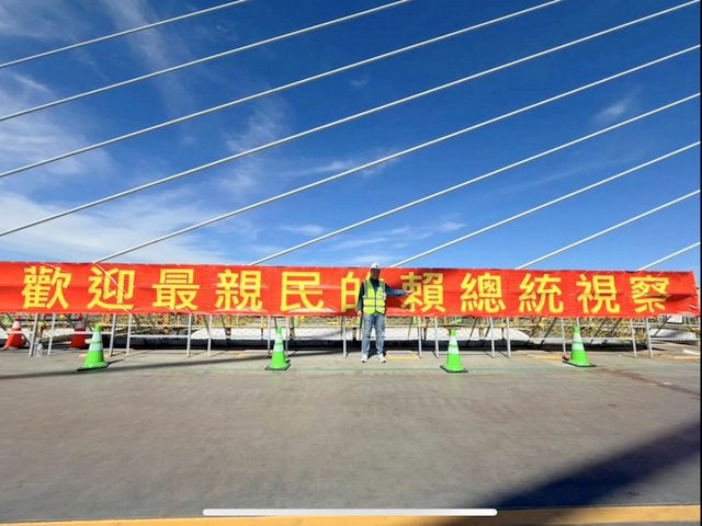 媒體展示歡迎賴清德巨幅紅布條　柯文哲笑了