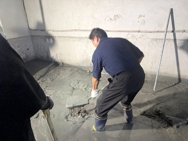 傅崐萁感謝志工災區清淤　親自鏟泥表達誠意