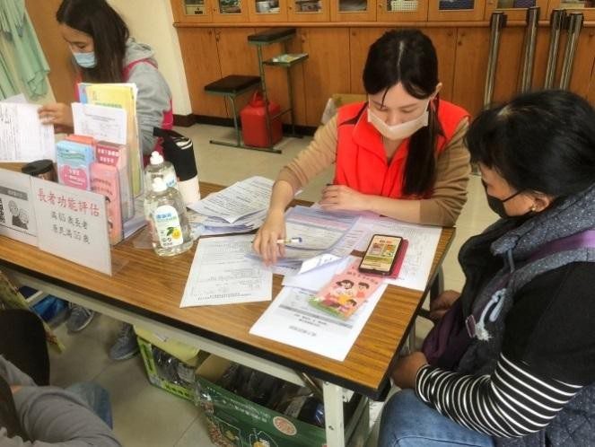 投縣府推廣「長者功能評估」與「長者量六力LINE@」　讓阿公阿嬤安心過生活！