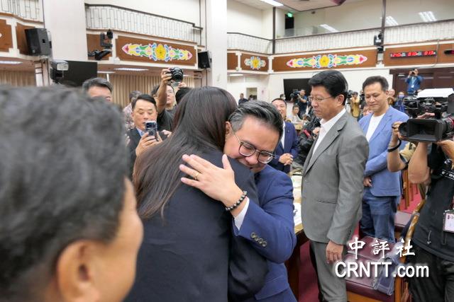 鄭麗文與黃健豪選後擁抱大和解　齊喊團結