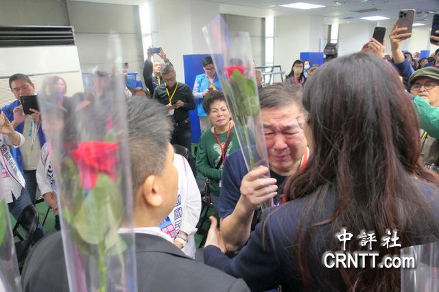 國民黨工獲鄭麗文贈花擁抱　激動落淚