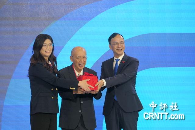 吳伯雄監交　鄭麗文接下國民黨主席印信