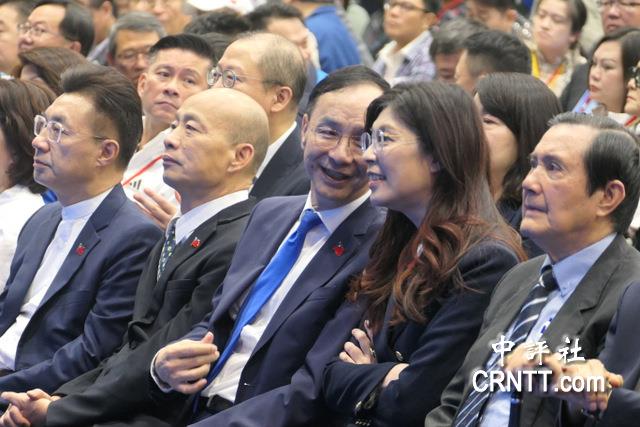 努力進前、藍天再現　朱立倫交棒神情輕鬆　帶領全黨鞠躬