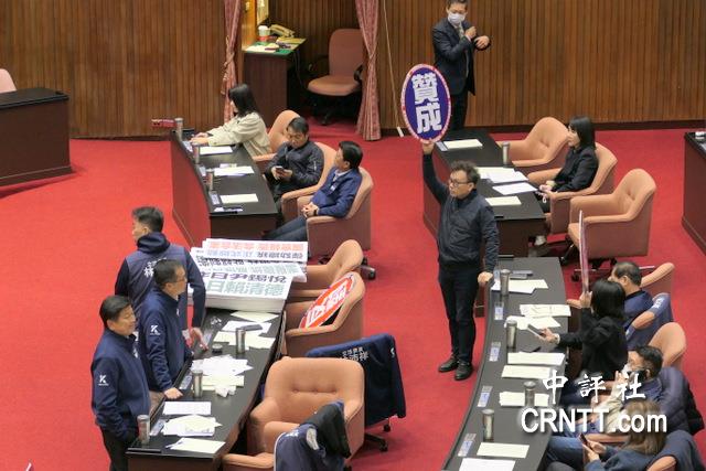 藍白提譴責大法官案　輾壓綠逕付二讀交協商