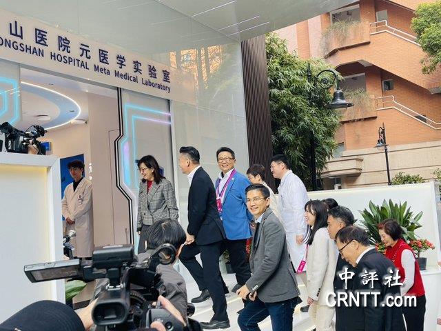 林奕華率台北團訪上海中山醫院　院內有孫文像