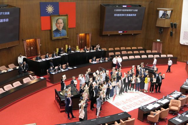 綠委狂喊“民主殺手”　韓國瑜笑看抗議