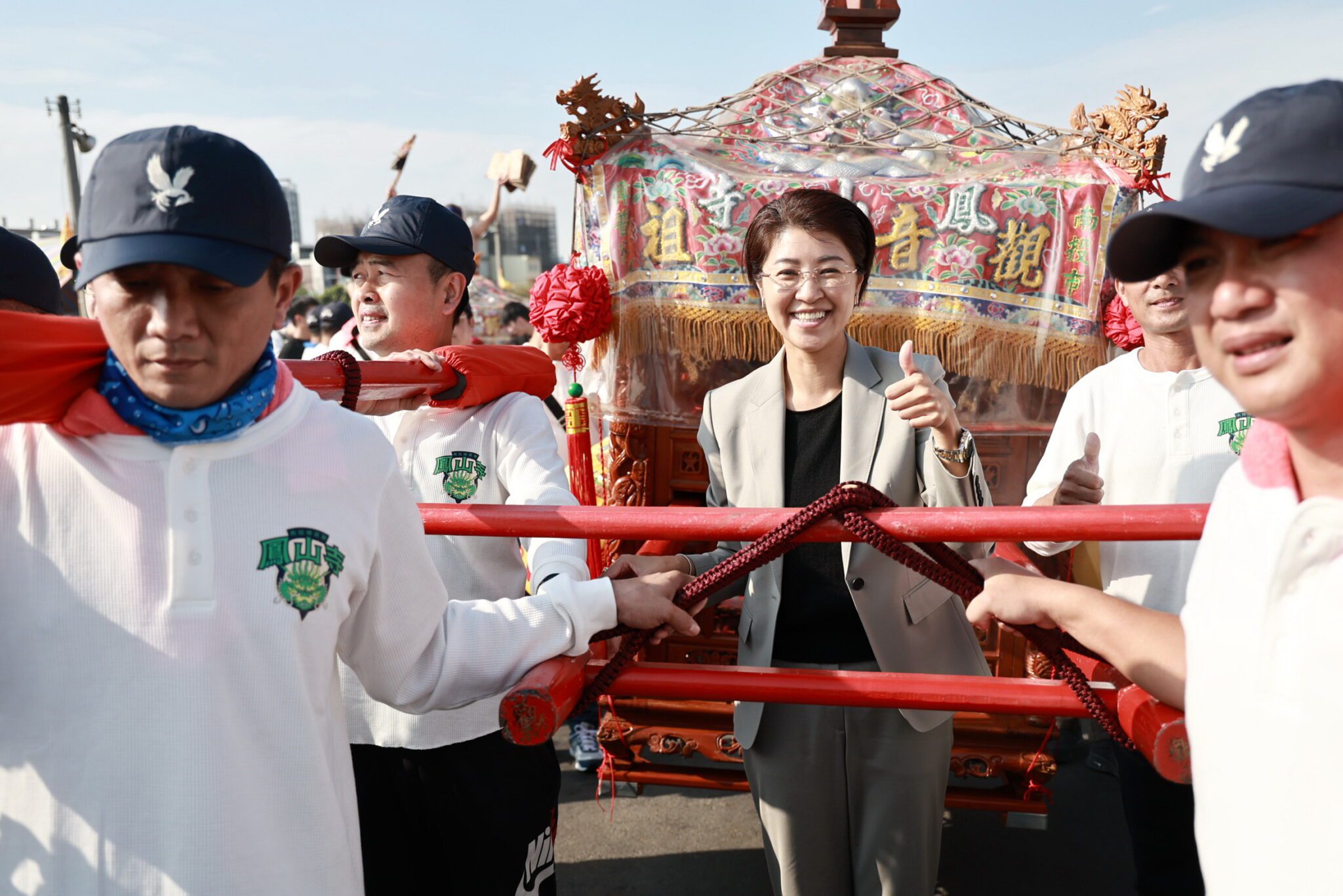 南投鳳山寺謁祖刈香回鑾　許淑華縣長恭迎扶轎遶街賜福