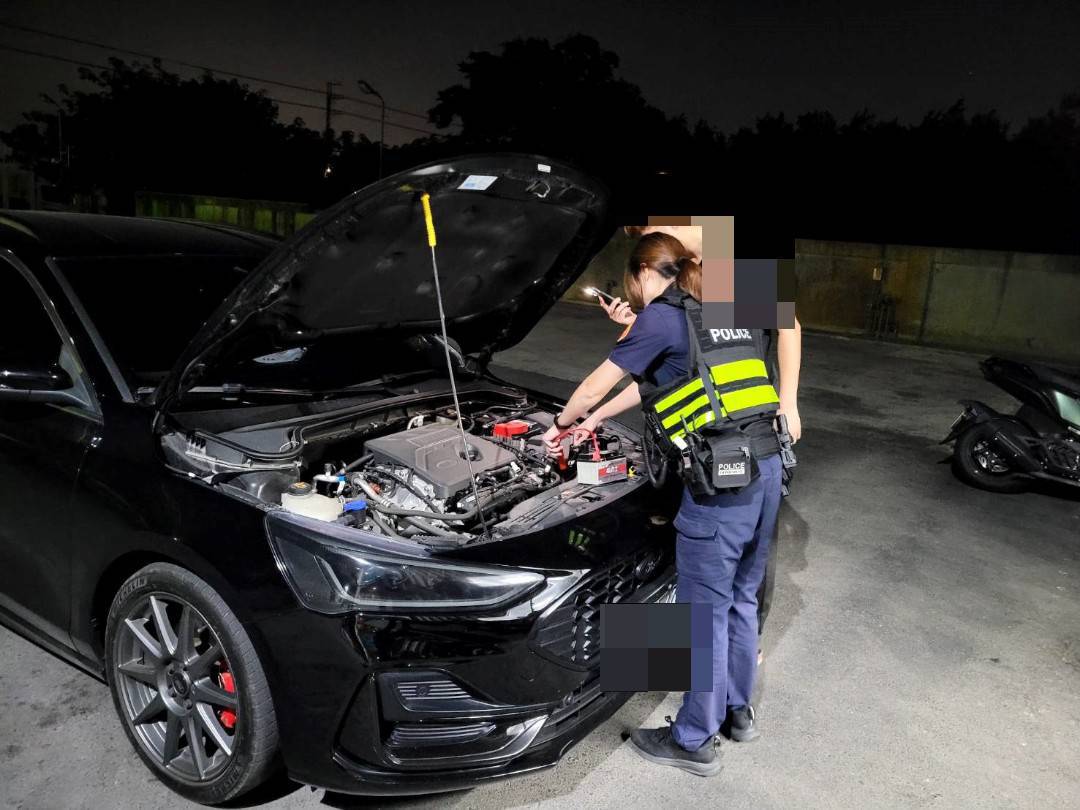 鹿港警伸援手及時協助排除拋錨車輛脫困