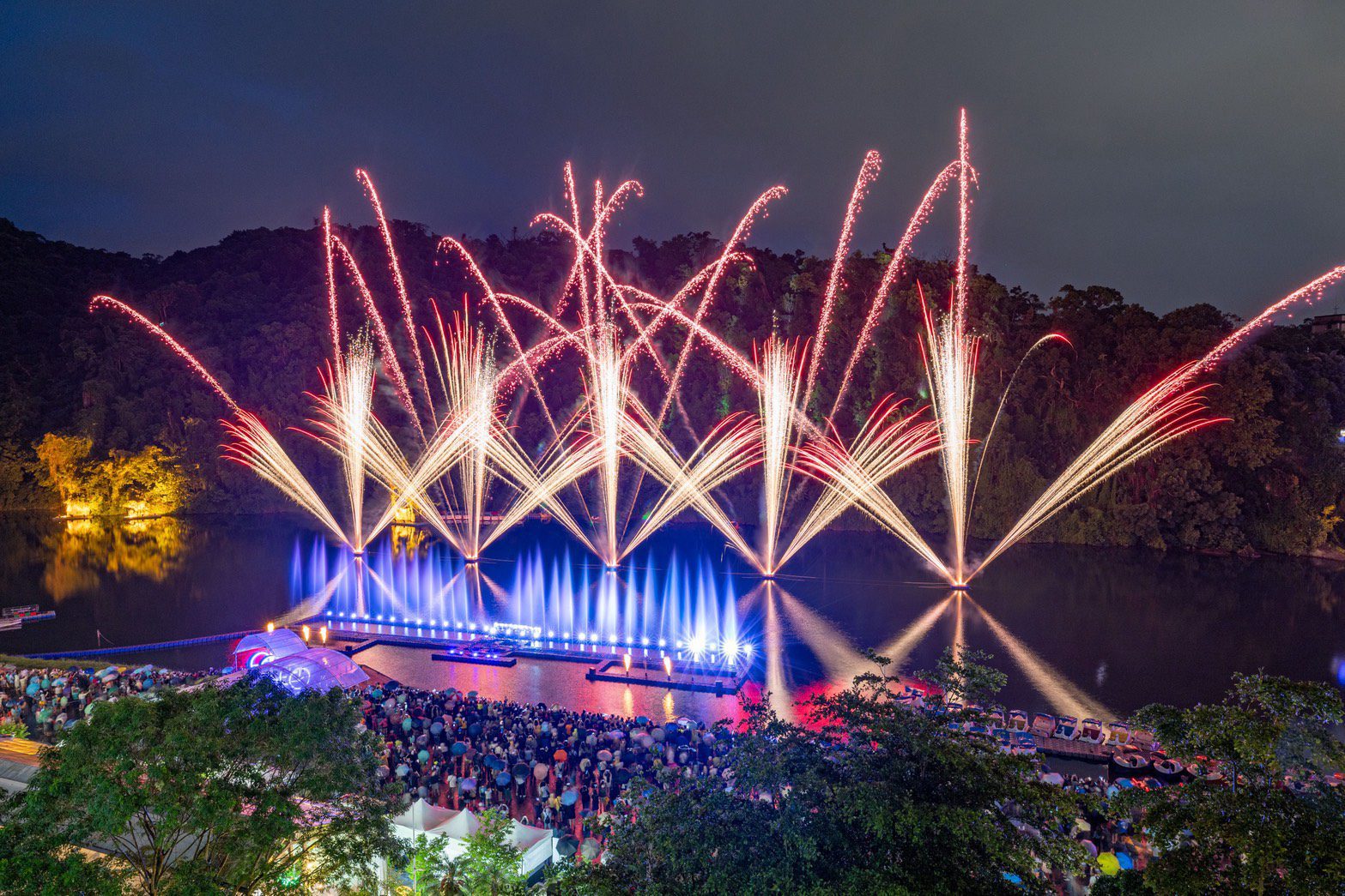 2025碧潭水舞一「騎」來　水花火花煙花SHOW起來