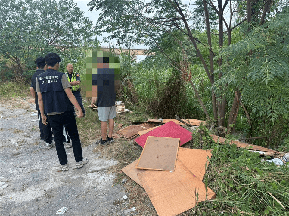 棧板亂丟貓羅溪河岸！彰化警循線揪出自小貨車　業者坦承:因貪一時之便