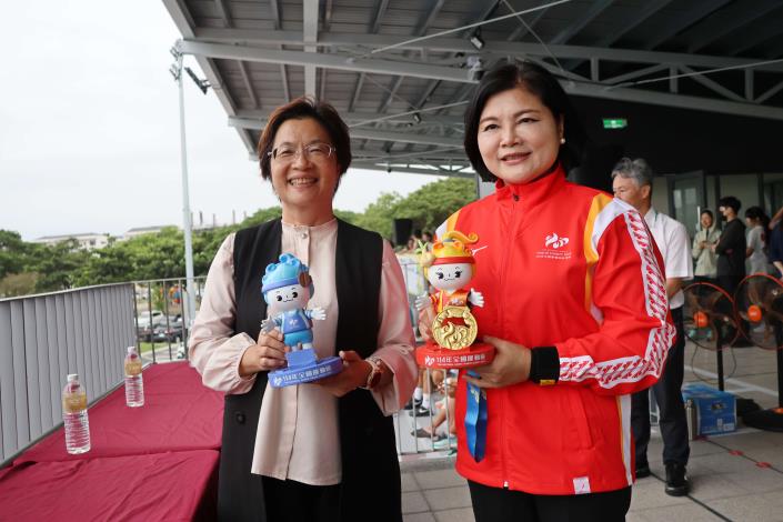 張麗善縣長熱情接待彰化縣長王惠美　一起為代表隊選手們加油