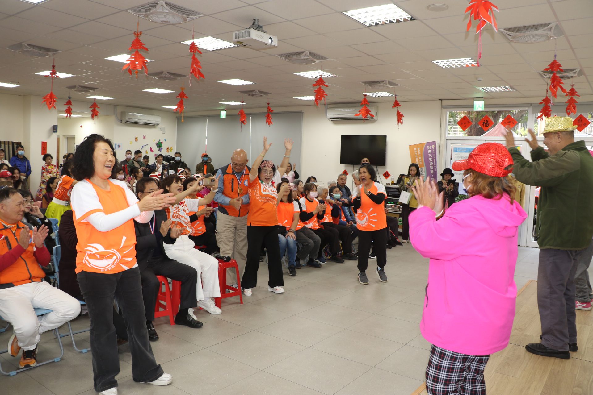 「愛笑力」延緩失智失能 新北市愛笑瑜珈協會「笑哈哈」發表成果 「愛笑力」延緩失智失能 新北市愛笑瑜珈協會「笑哈哈」發表成果