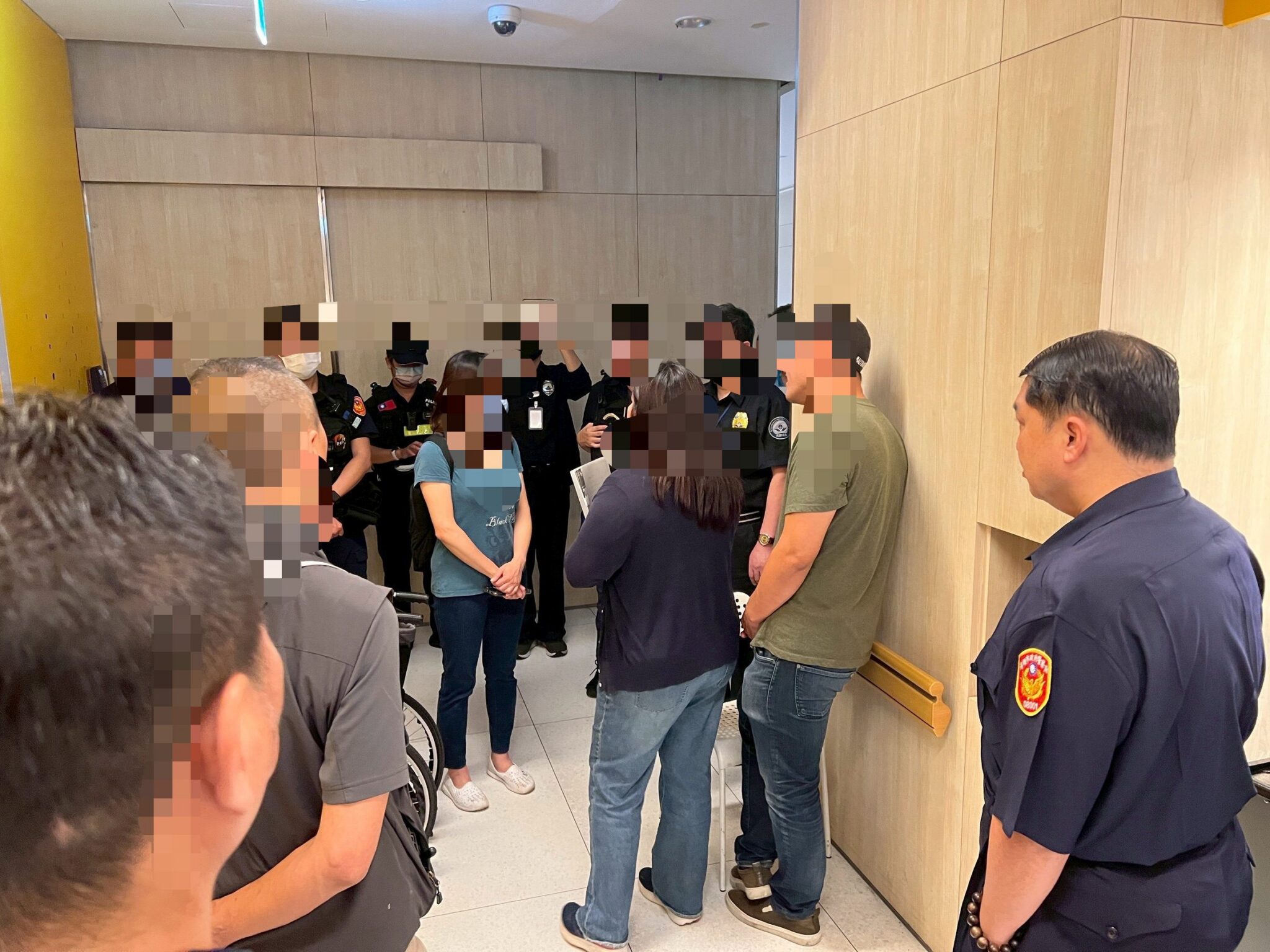 黑衣人衝入醫院,警方到場處置。翻攝畫面